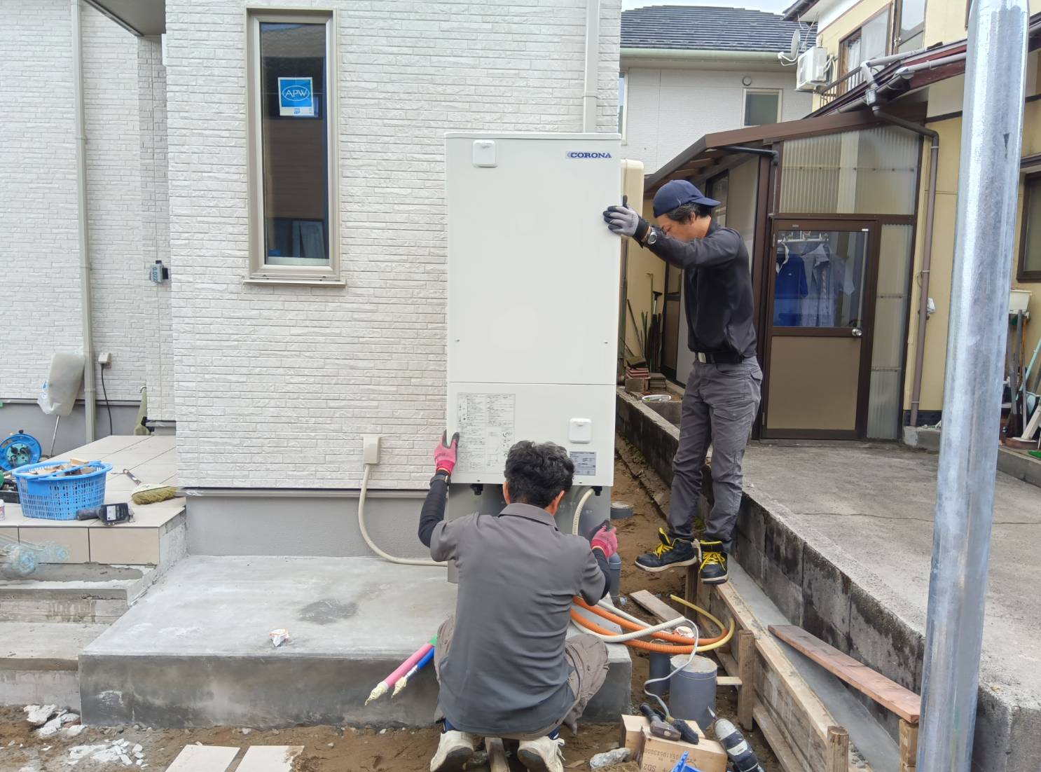給湯設備を確認する温建スタッフ