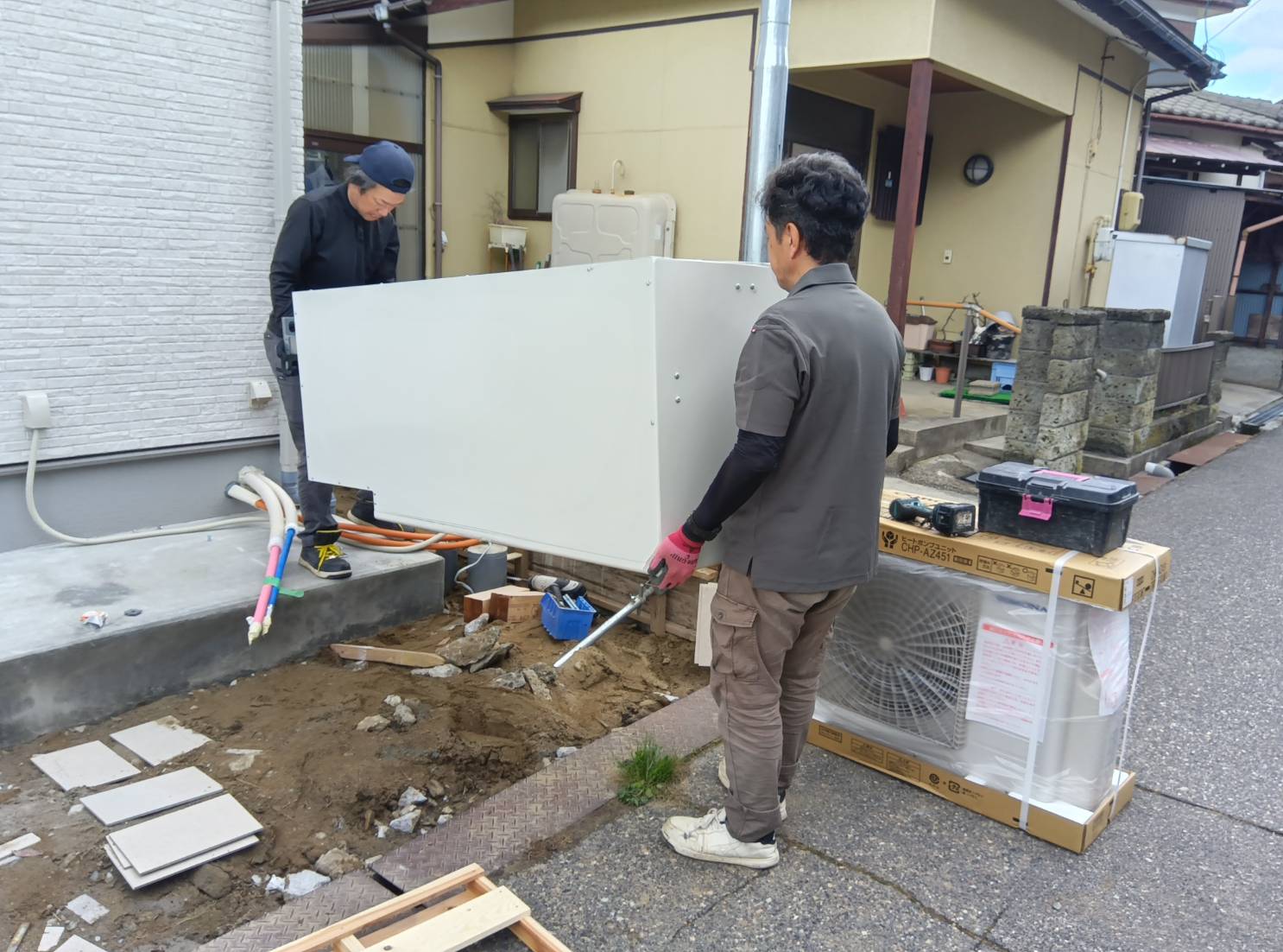 エコキュート設置工事の様子