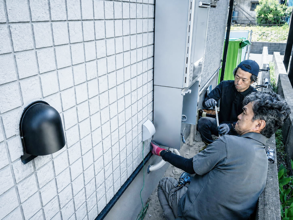設備工事を行う温建スタッフ